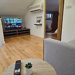 Lovely Attic Apartman-Melani