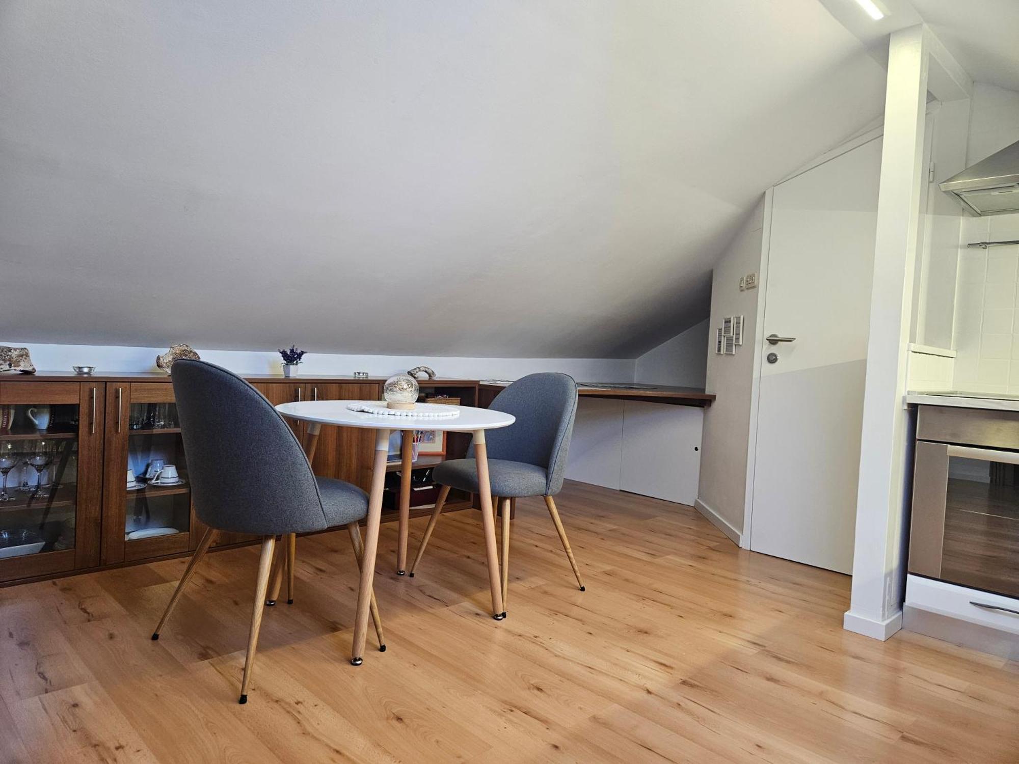 Lovely Attic Apartman-melani *