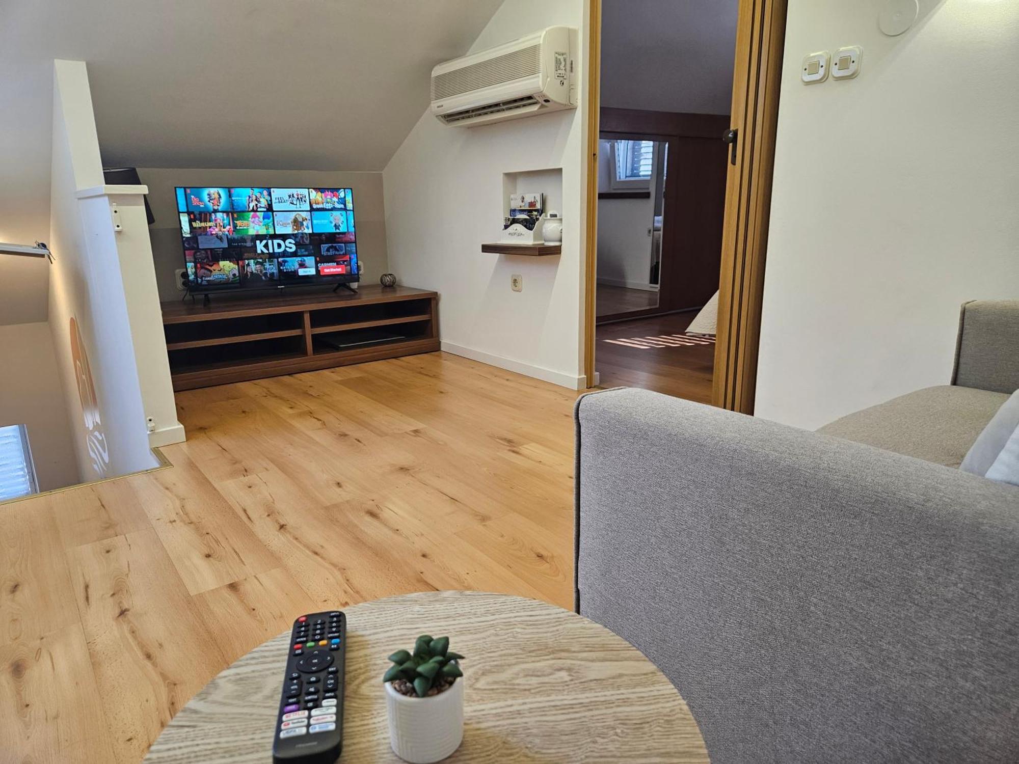 Lovely Attic Apartman-melani Appartement
