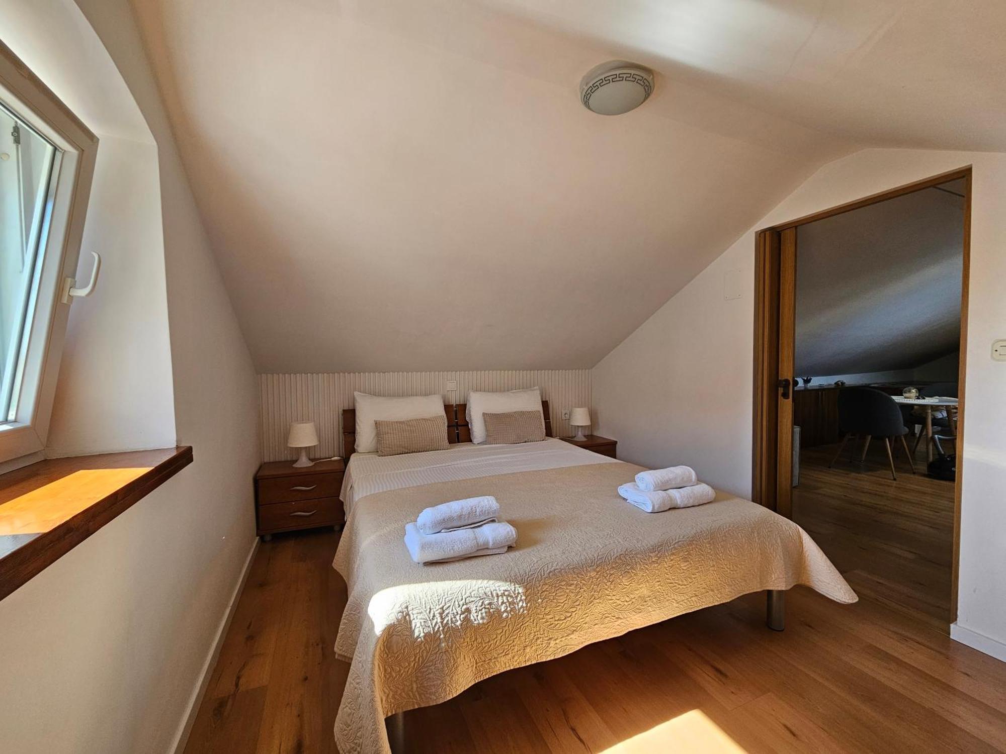 Lovely Attic Apartman-melani Appartement *